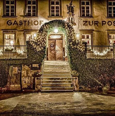 Gasthof zur Post Egloffstein — Eingang bei Nacht mit Lichterketten