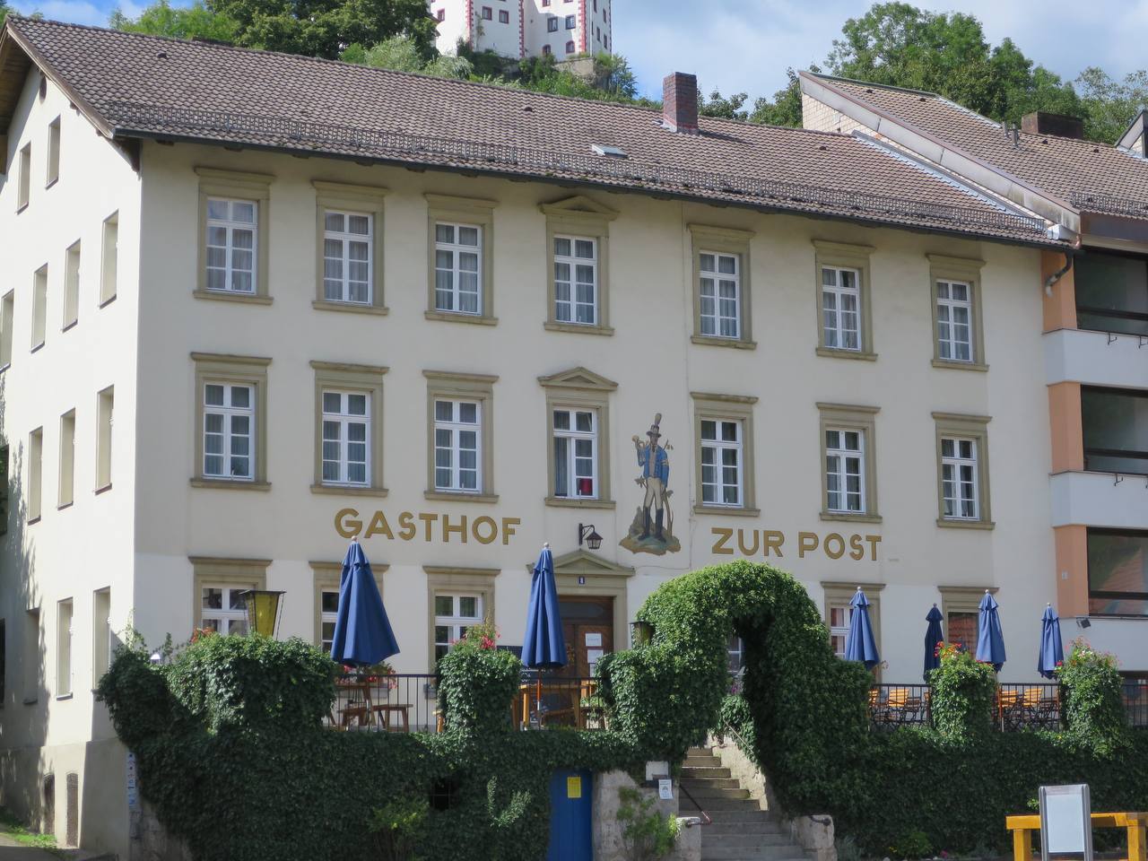 Terrasse des Gasthofs Zur Post mit Blick über das Wiesental